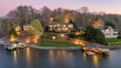 274 Village Ln, Moneta, VA 24121