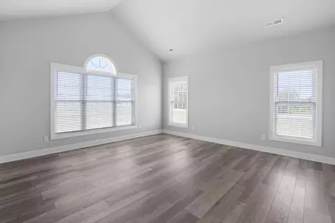 Living - 1058 Eagle Crest Ln, Moneta, VA 24121 photo 5 of 7