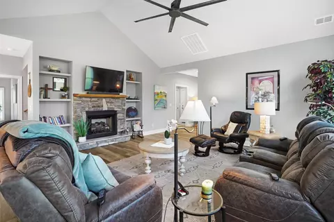 Living - 1058 Eagle Crest Ln, Moneta, VA 24121 photo 7 of 7