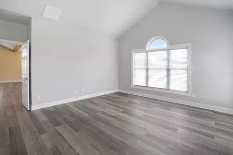 Living - 1058 Eagle Crest Ln, Moneta, VA 24121 photo 6 of 7
