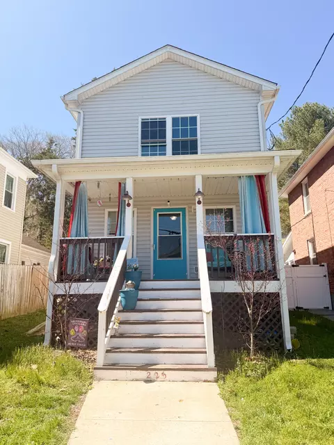 225 Roxbury St, Clifton Forge, VA 24422