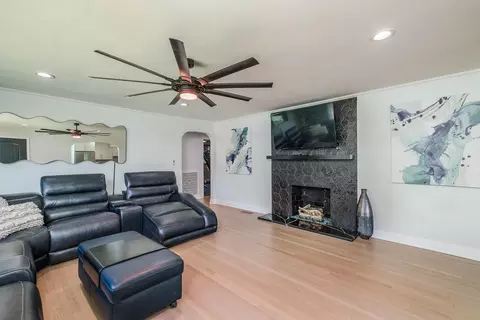 Living - 1307 S Massie Ave, Covington, VA 24426 photo 2 of 2