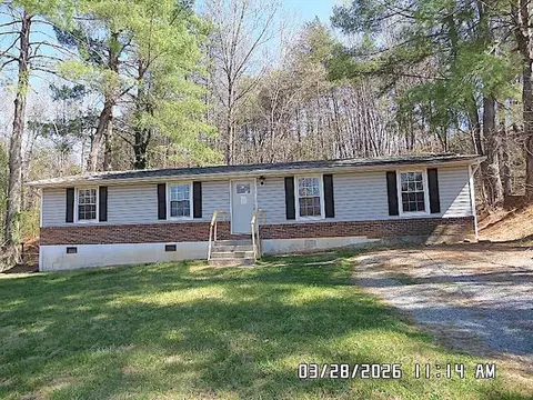 80 Green Meadow Ln, Rocky Mount, VA 24151