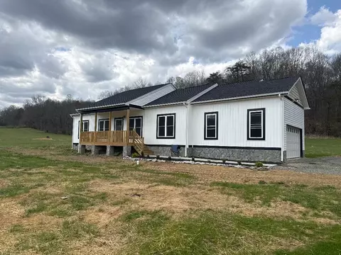 3086 Haymakertown Rd, Troutville, VA 24175