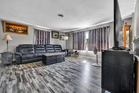 Living - 3707 Springvale St SE, Roanoke, VA 24014 photo 1 of 2