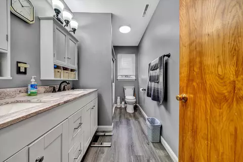 Bath - 3707 Springvale St SE, Roanoke, VA 24014 photo 1 of 2