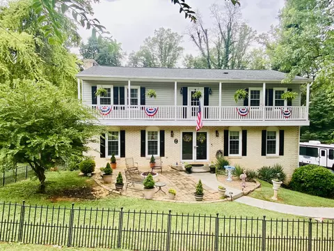 1005 Chestnut Mountain Dr, Vinton, VA 24179