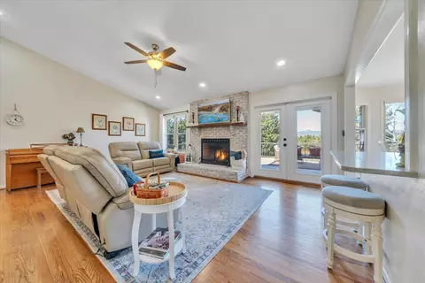 Living - 55 Murray Ct, Roanoke, VA 24019 photo 3 of 8