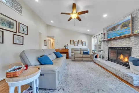 Living - 55 Murray Ct, Roanoke, VA 24019 photo 2 of 8