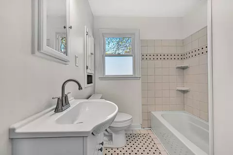 Bath - 2209 Byrd Ave NE, Roanoke, VA 24012 photo 1 of 2