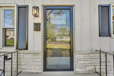 Entry Way - 2209 Byrd Ave NE, Roanoke, VA 24012 photo 1 of 2