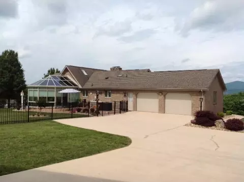 252 Richardson Dr, Roanoke, VA 24019