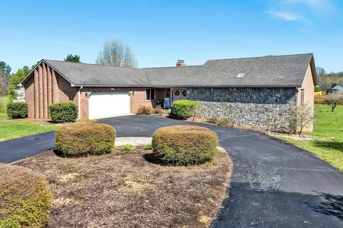 103 April Ln, Vinton, VA 24179