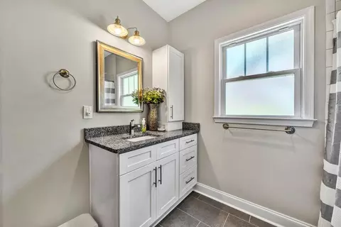 Bath - 4273 Daugherty Rd, Salem, VA 24153 photo 3 of 4