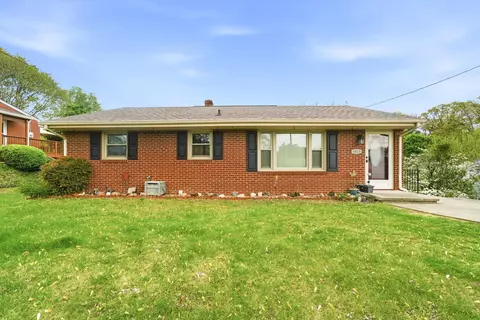 5011 Victoria St NW, Roanoke, VA 24017