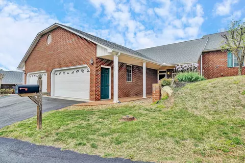 2505 Feather Garden Cir, Vinton, VA 24179