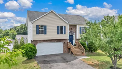 2722 Paddington Station Ln, Vinton, VA 24179