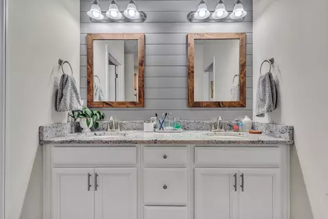 Bath - 102 Simms Blvd, Salem, VA 24153 photo 2 of 4