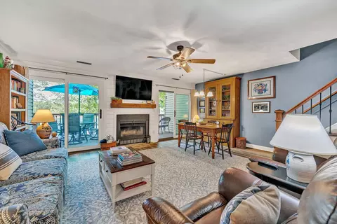 Living - 54 Windlass Pointe Dr, Moneta, VA 24121 photo 2 of 4