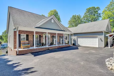 400 Sourwood Dr, Hardy, VA 24101