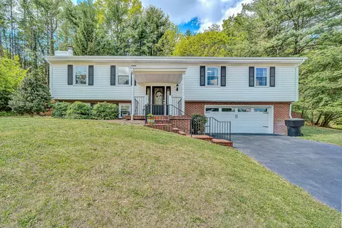 2738 Bobwhite Dr, Roanoke, VA 24018