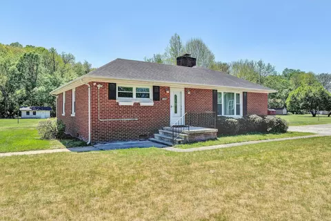 2356 W Riverside Dr, Salem, VA 24153