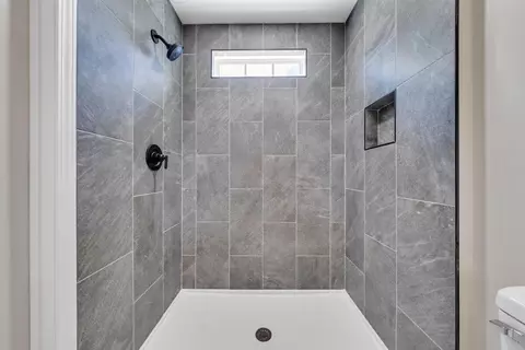 Bath - 515 Cedar Ave, Vinton, VA 24179 photo 2 of 3