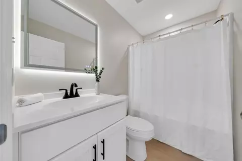 Bath - 515 Cedar Ave, Vinton, VA 24179 photo 3 of 3