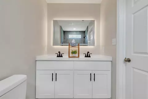 Bath - 515 Cedar Ave, Vinton, VA 24179 photo 1 of 3