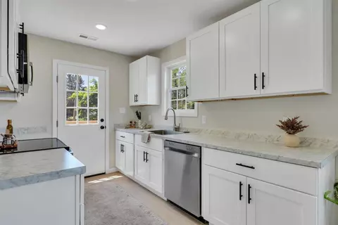 Kitchen - 515 Cedar Ave, Vinton, VA 24179 photo 2 of 3
