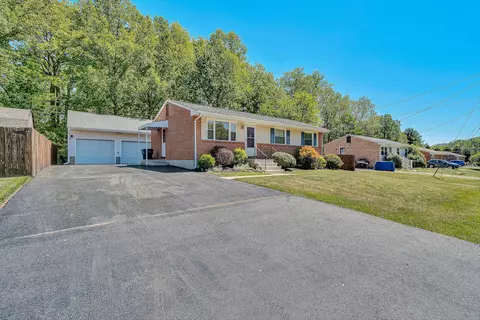 2725 Beaver Brook Rd, Salem, VA 24153