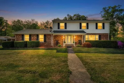 1036 Howell Dr, Vinton, VA 24179