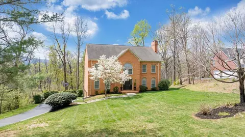 1562 Strawberry Mountain Dr, Roanoke, VA 24018