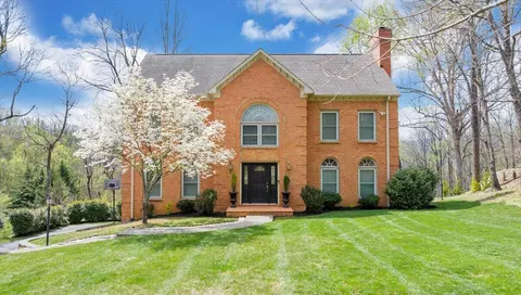 1562 Strawberry Mountain Dr, Roanoke, VA 24018