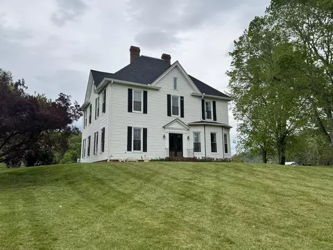 Exterior - 17749 Main St, Buchanan, VA 24066 photo 2 of 12
