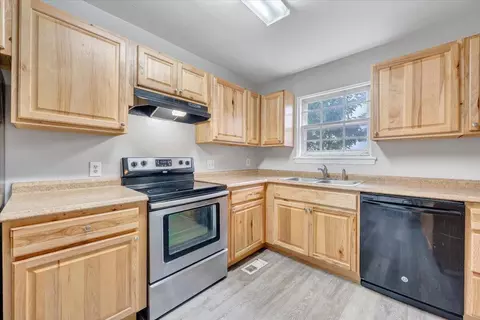 Kitchen - 1702 Elbert Dr, Roanoke, VA 24018 photo 4 of 8