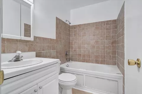 Bath - 1702 Elbert Dr, Roanoke, VA 24018 photo 4 of 4