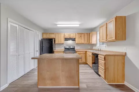 Kitchen - 1702 Elbert Dr, Roanoke, VA 24018 photo 5 of 8