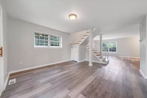 Living - 1702 Elbert Dr, Roanoke, VA 24018 photo 2 of 4