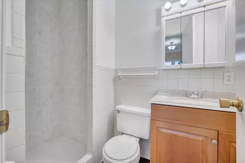 Bath - 1702 Elbert Dr, Roanoke, VA 24018 photo 3 of 4