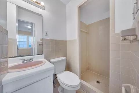 Bath - 1702 Elbert Dr, Roanoke, VA 24018 photo 1 of 4