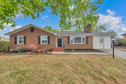 1039 Almond Dr, Vinton, VA 24179