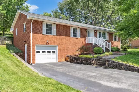 6737 Stonington Rd, Roanoke, VA 24019