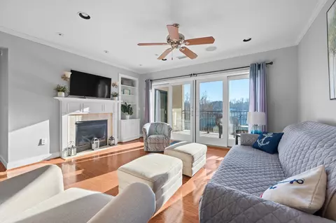 100 Bridgewater Pointe Pl UNIT 102, Moneta, VA 24121