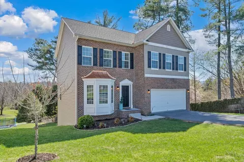 3230 Clearview Dr, Roanoke, VA 24018