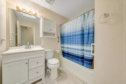 Bath - 1333 Thomason Rd SE, Roanoke, VA 24014 photo 2 of 4