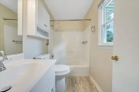 Bath - 1333 Thomason Rd SE, Roanoke, VA 24014 photo 3 of 4