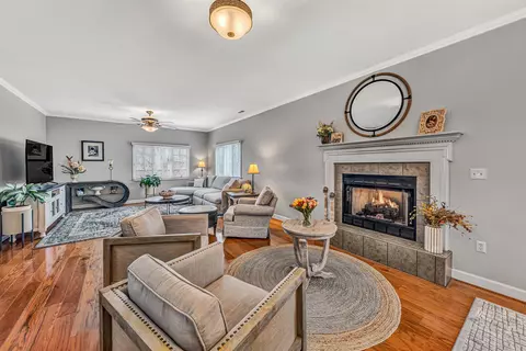 Living - 100 Waterside Dr, Moneta, VA 24121 photo 2 of 5