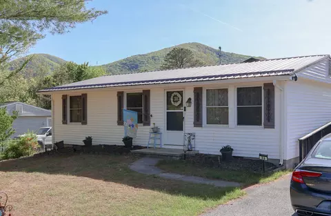 36 Railroad Ave, New Castle, VA 24127