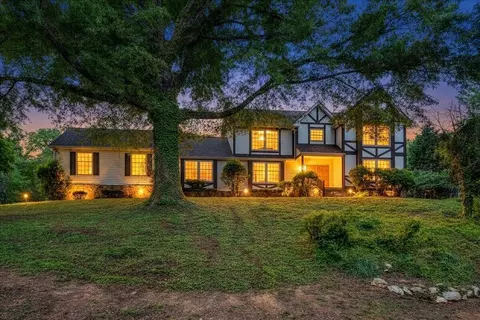 802 Oakwood Dr SW, Roanoke, VA 24015